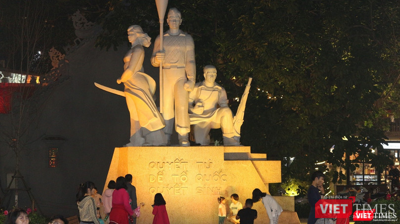 Người dân vui vẻ chụp hình lưu niệm cạnh Tượng đài Quyết tử để tổ quốc quyết sinh. Người dân vui vẻ chụp hình lưu niệm cạnh Tượng đài Quyết tử để tổ quốc quyết sinh.