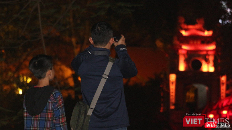 Người dân chụp hình lưu niệm tại Hồ Hoàn Kiếm. Người dân chụp hình lưu niệm tại Hồ Hoàn Kiếm.