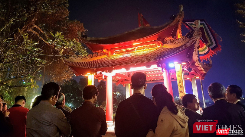 Người dân háo hức theo dõi chương trình văn nghệ tại Đền Ngọc Sơn. Người dân háo hức theo dõi chương trình văn nghệ tại Đền Ngọc Sơn.