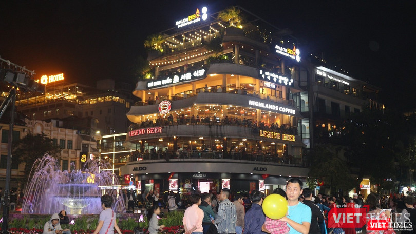 Phố đi bộ, đặc biệt là khu vực Đài phun nước Bờ hồ rất đông người qua lại. Phố đi bộ, đặc biệt là khu vực Đài phun nước Bờ hồ rất đông người qua lại.