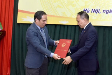 Phó Thống đốc NHNN Đoàn Thái Sơn trao Quyết định cho VIB (Nguồn: SBV) Phó Thống đốc NHNN Đoàn Thái Sơn trao Quyết định cho VIB (Nguồn: SBV)