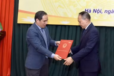 Phó Thống đốc NHNN Đoàn Thái Sơn trao Quyết định cho VIB (Nguồn: SBV)