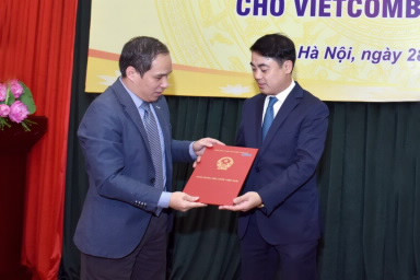 Phó Thống đốc NHNN Đoàn Thái Sơn trao Quyết định cho Vietcombank (Nguồn: SBV) Phó Thống đốc NHNN Đoàn Thái Sơn trao Quyết định cho Vietcombank (Nguồn: SBV)