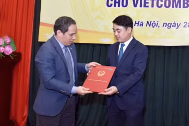 Phó Thống đốc NHNN Đoàn Thái Sơn trao Quyết định cho Vietcombank (Nguồn: SBV)