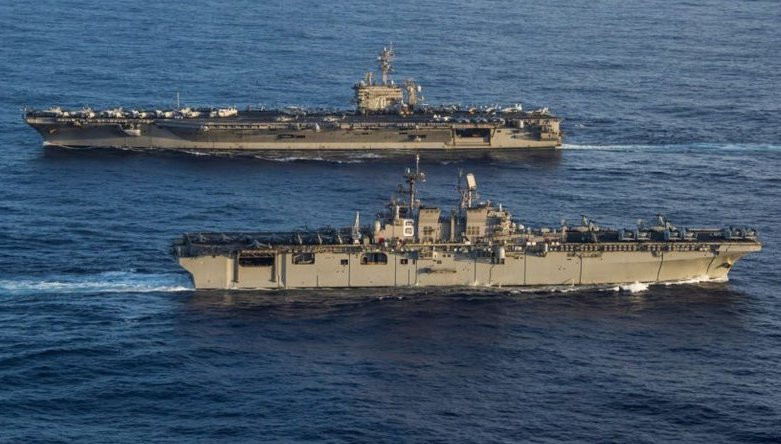 Tàu sân bay lớp Nimitz và tàu đổ bộ Wasp của Hải quân Mỹ. Ảnh: Military Watch Magazine. Tàu sân bay lớp Nimitz và tàu đổ bộ Wasp của Hải quân Mỹ. Ảnh: Military Watch Magazine.