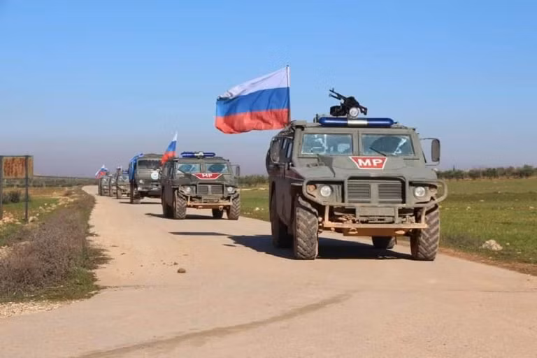 Quân cảnh Nga tuần tra cùng lực lượng MMC ở thành phố Manbij. Ảnh: Masdar News.