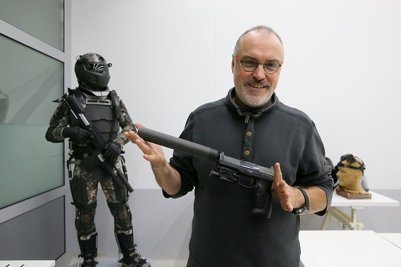 Nhà mỹ thuật công nghiệp Vladimir Pirozhkov với súng ngắn Udar gắn nòng giảm thanh. Ảnh: RIA Novosti.