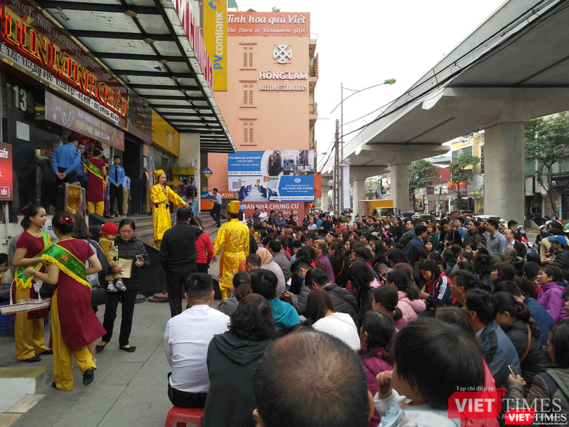 Người dân ngồi xếp hàng chờ đến lượt mua vàng tại một cửa hàng trên đường Cầu Giấy, Hà Nội