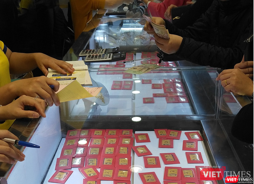 Nhiều người dân cầm sẵn lượng tiền mặt lớn để thực hiện giao dịch