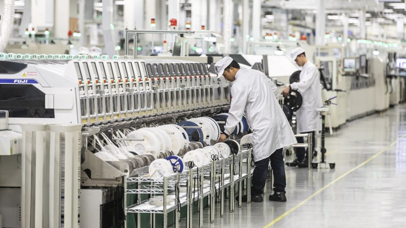 Các nhân viên làm việc trong dây chuyền sản xuất thiết bị di động của Huawei ở Quảng Đông. Ảnh: SCMP