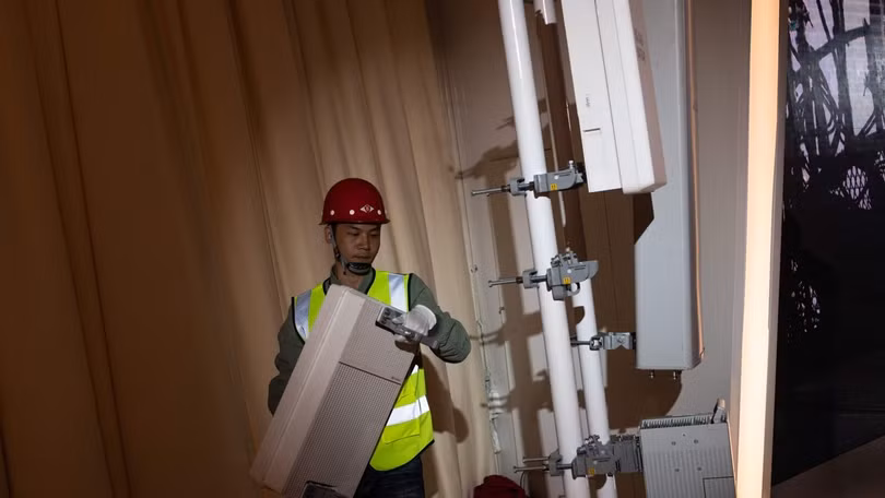 Nhân viên của Huawei trong quá trình thi công mạng 5G thử nghiệm tại Bắc Kinh. Ảnh: SCMP