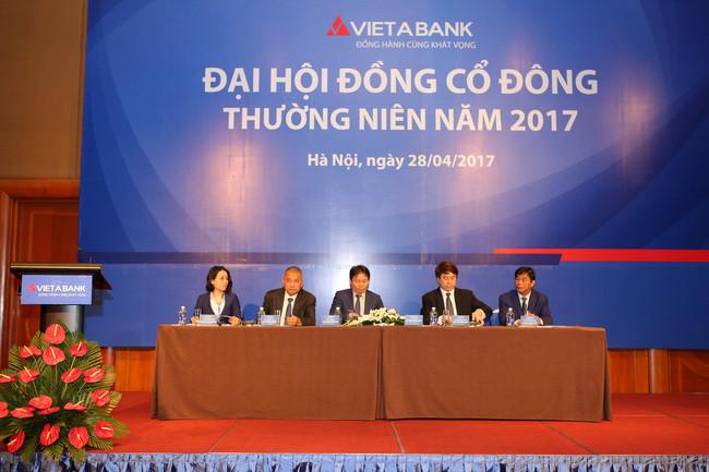 Ông Phương Hữu Việt (ngồi giữa) trong một lần làm Chủ tọa tại ĐHĐCĐ của VietABank
