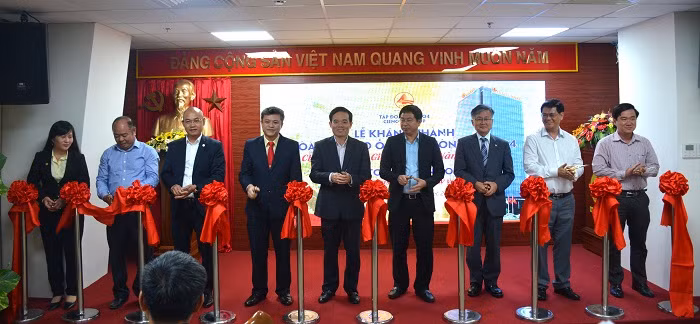 Chủ tịch HĐQT - Tổng Giám đốc Nguyễn Tuấn Huỳnh, Phó Chủ tịch HĐQT Trương Thị Tâm cùng các đại biểu thực hiện nghi lễ cắt băng khánh thành Cienco4 Tower. (Ảnh: CIenco4)