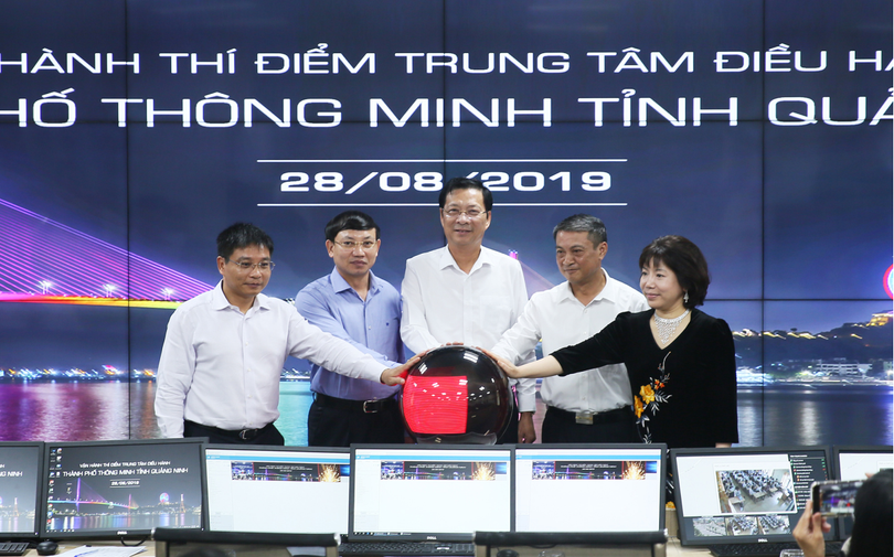 Bà Nguyễn Thị Thanh Nhàn đại diện cho AIC Group tham gia bấm nút ra mắt Trung tâm Điều hành thành phố thông minh tại Quảng Ninh (Nguồn: quangninh.gov.vn)