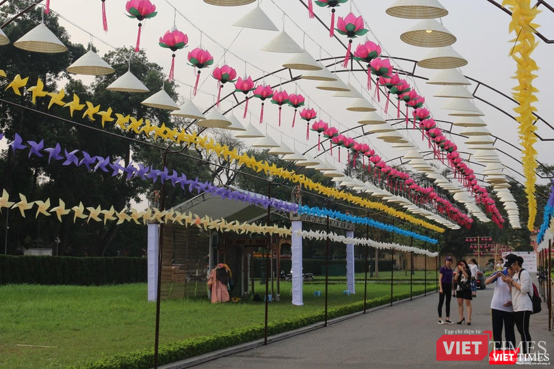 Hành lang đẹp mắt được tạo nên từ các sản phẩm thủ công như chong chóng, nón lá.