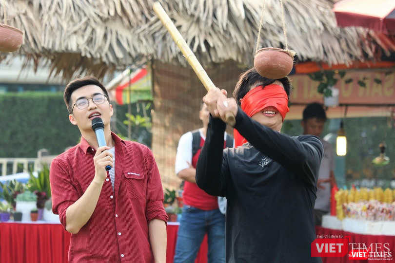 Một bạn trẻ tham gia trò chơi đập niêu.