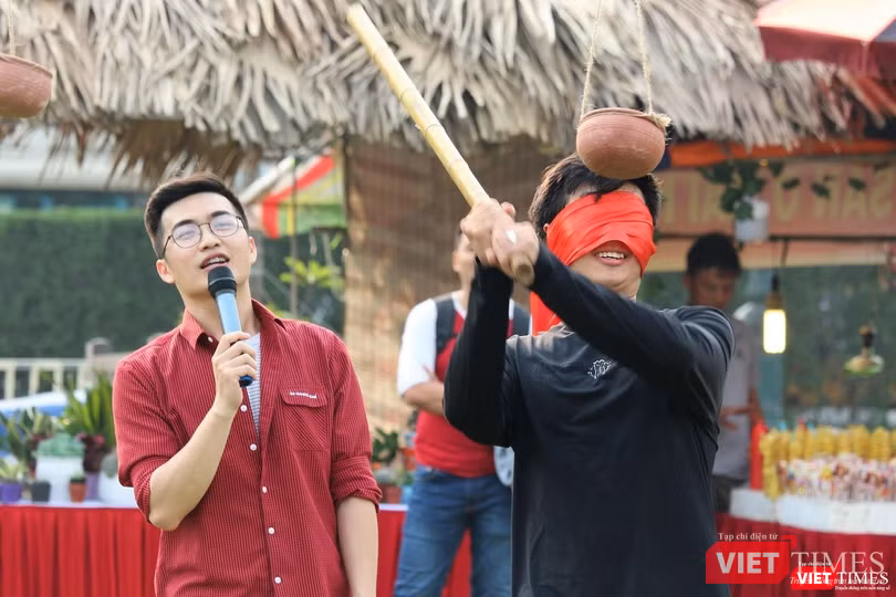 Một bạn trẻ tham gia trò chơi đập niêu.