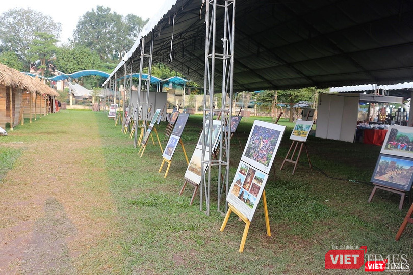 Khu vực được mô tả là nơi bố trí các gian hàng bán quần áo và đồ gia dụng đã bị đưa khỏi khuôn viên lễ hội.