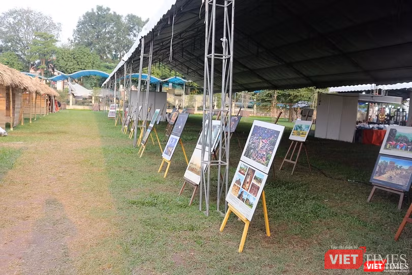 Khu vực được mô tả là nơi bố trí các gian hàng bán quần áo và đồ gia dụng đã bị đưa khỏi khuôn viên lễ hội.