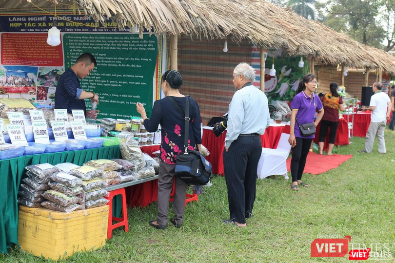 Phần lớn gian hàng còn sót lại đều kinh doanh các đặc sản địa phương.