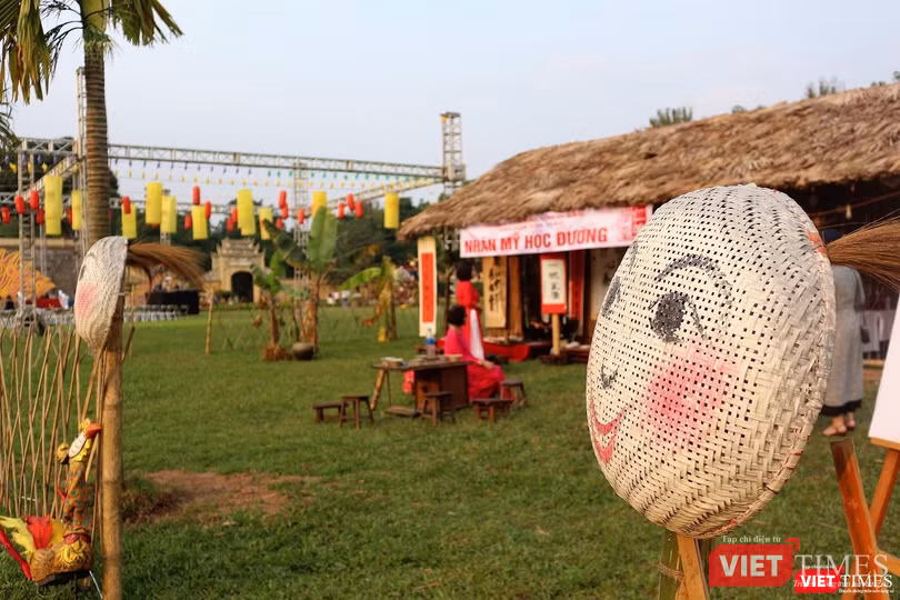 Khách thăm quan tới xin chữ ông đồ tại lễ hội.