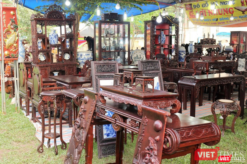 Đồ gỗ mỹ nghệ được một hợp tác xã đem tới lễ hội.