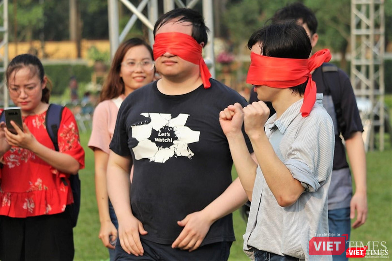 Các sinh viên nước ngoài của Trung tâm Văn hóa và Ngôn ngữ Việt Nam (Đại học Quốc gia Hà Nội) tới tham gia trò chơi tại lễ hội.