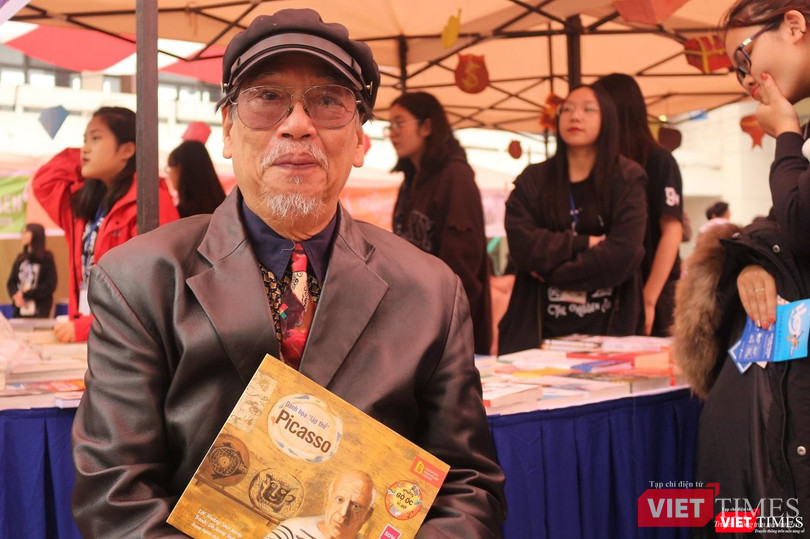 Bác Tiến (hàng Bồ) đã tìm được cho mình một cuốn sách mỹ thuật vô cùng ưng ý tại The Hidden Book: Nghìn lẻ một đêm.