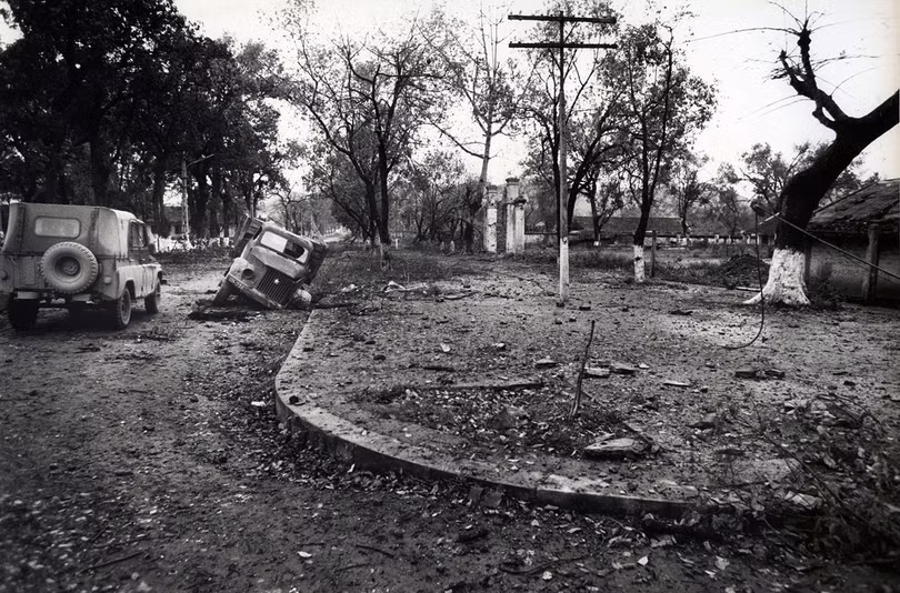 Vị trí gần ga Lạng Sơn, nơi xe của Nakamura bị mắc phải dây diện. Lúc này, xe ô tô của Takano đã đi trước. Vị trí gần ga Lạng Sơn, nơi xe của Nakamura bị mắc phải dây diện. Lúc này, xe ô tô của Takano đã đi trước.