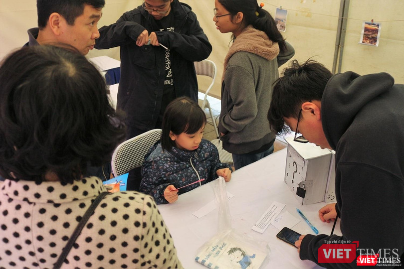 Một bạn nhỏ vui vẻ tham gia trò chơi giải đó tại The Hidden Book: Nghìn lẻ một đêm.