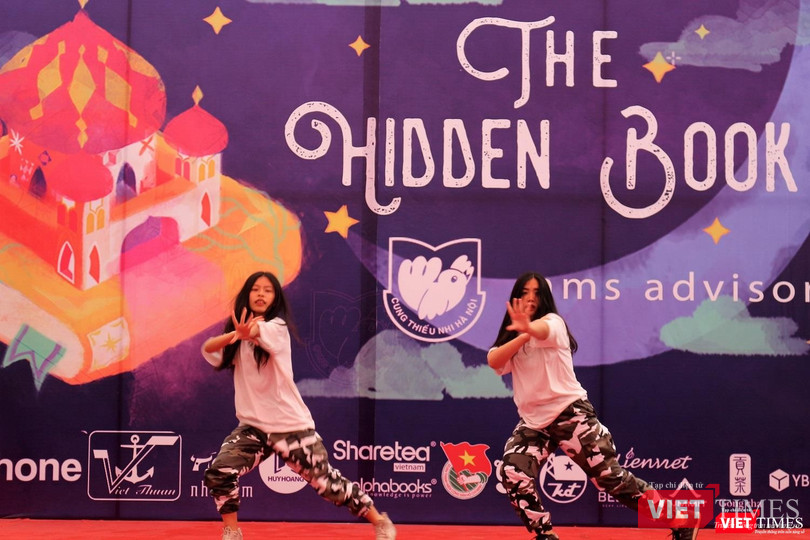 Màn trình diễn "cây nhà lá vườn" của ban tổ chức Ams Advisor