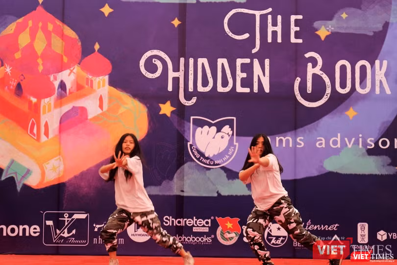 Màn trình diễn "cây nhà lá vườn" của ban tổ chức Ams Advisor