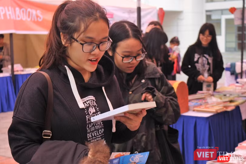 Các bạn trẻ đắm mình trong không gian của The Hidden Book: Nghìn lẻ một đêm