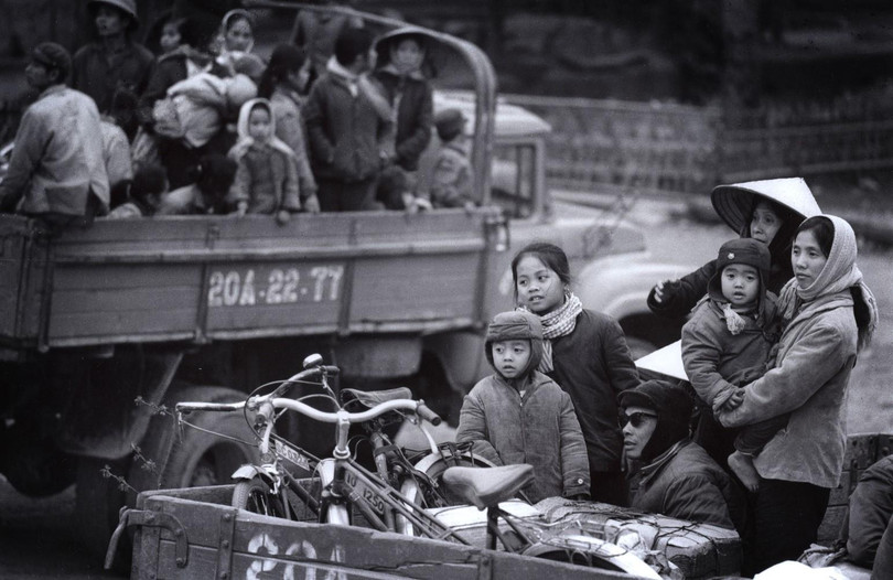 Phụ nữ và trẻ em sơ tán khỏi thị trấn để tránh các cuộc tấn công của quân đội Trung Quốc.