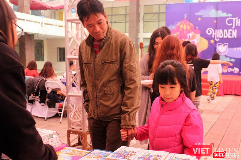 Anh Tuấn (Hà Nội) cho biết con gái anh rất thích thú với những đầu sách thiếu nhi tại The Hidden Book: Nghìn lẻ một đêm