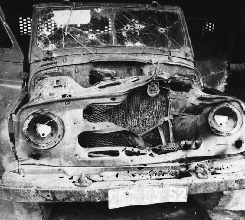 Xe Jeep chở nhà báo Takano bị phá hủy hoàn toàn. Xe Jeep chở nhà báo Takano bị phá hủy hoàn toàn.