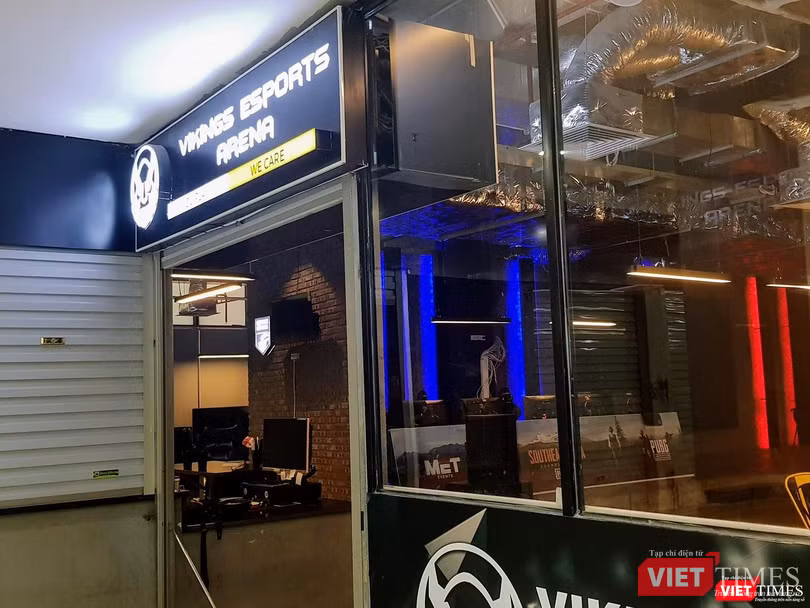 Sân khấu thi đấu đã được bố trí sẵn nhưng không có cơ hội sử dụng. Sân khấu thi đấu đã được bố trí sẵn nhưng không có cơ hội sử dụng.