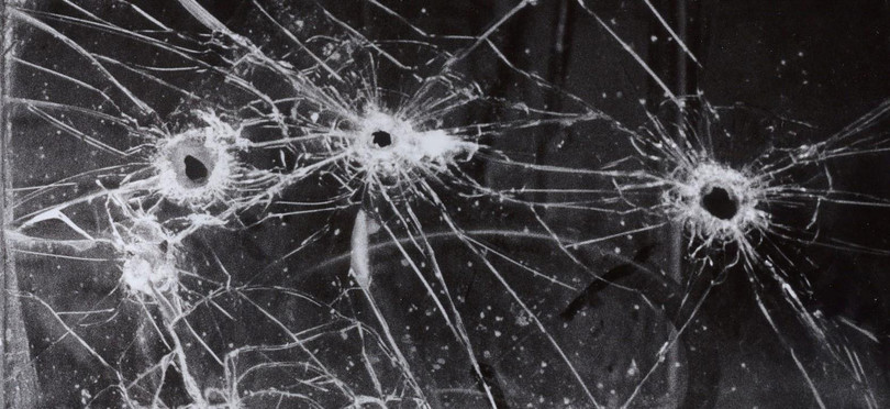 Đạn từ họng súng của binh lính Trung Quốc xuyên qua kính chắn gió, trúng đầu nhà báo Takano.