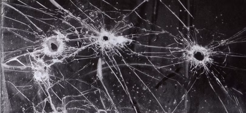 Đạn từ họng súng của binh lính Trung Quốc xuyên qua kính chắn gió, trúng đầu nhà báo Takano. Đạn từ họng súng của binh lính Trung Quốc xuyên qua kính chắn gió, trúng đầu nhà báo Takano.