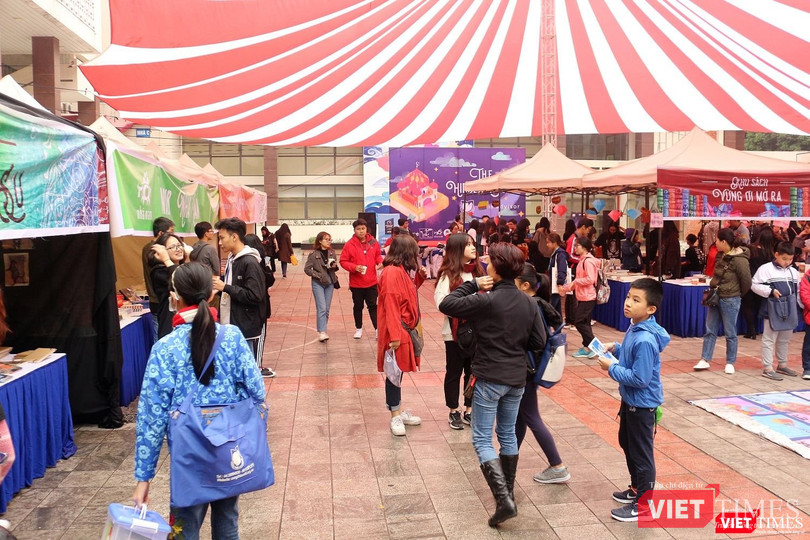 Một góc của hội chợ The Hidden Book: Nghìn lẻ một đêm.