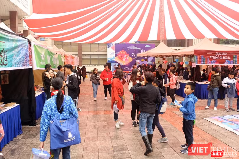 Một góc của hội chợ The Hidden Book: Nghìn lẻ một đêm.