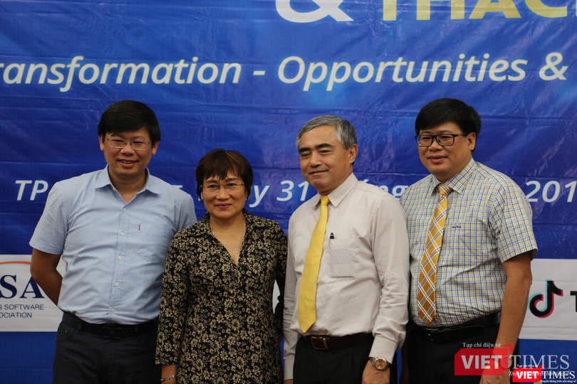 Chủ tịch Hội Truyền thông số Việt Nam, ông Nguyễn Minh Hồng chụp ảnh lưu niệm cùng ban tổ chức và các nhà tài trợ. Chủ tịch Hội Truyền thông số Việt Nam, ông Nguyễn Minh Hồng chụp ảnh lưu niệm cùng ban tổ chức và các nhà tài trợ.