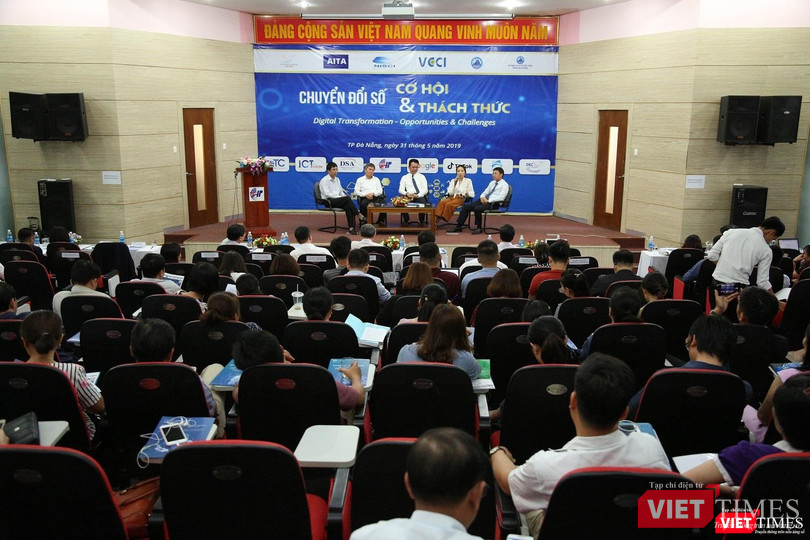 Toàn cảnh Hội thảo “Chuyển đổi số - Cơ hội và thách thức với Đà Nẵng”. Toàn cảnh Hội thảo “Chuyển đổi số - Cơ hội và thách thức với Đà Nẵng”.