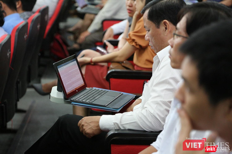 Doanh nghiệp, chuyên gia và sinh viên có mặt rất đông tại Hội trường của Trường Cao Đẳng CNTT hữu nghị Việt – Hàn trong ngày 31.5. Doanh nghiệp, chuyên gia và sinh viên có mặt rất đông tại Hội trường của Trường Cao Đẳng CNTT hữu nghị Việt – Hàn trong ngày 31.5.