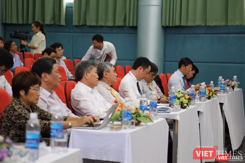 Các quan chức và khách mời tại Hội thảo “Chuyển đổi số - Cơ hội và thách thức với Đà Nẵng”.