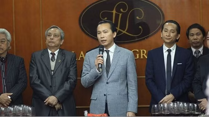 Ông Lê Văn Vọng (ở giữa) tại một sự kiện (Ảnh: Internet)