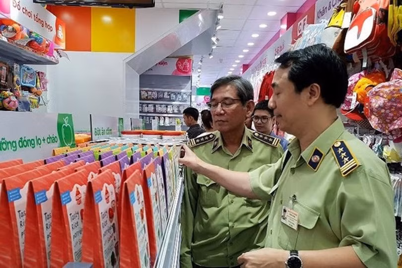 Lực lượng chức năng tiến hành kiểm tra tại một cửa hàng của Con Cưng (Ảnh: laodong.vn)