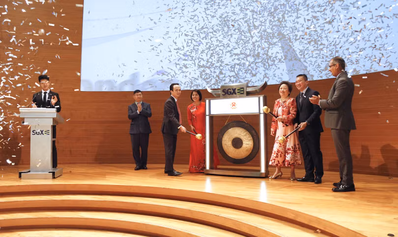 Chủ tịch Tập đoàn FLC Trịnh Văn Quyết tham gia buổi đánh cồng khai trương phiên giao dịch kỷ niệm 20 năm ngày thành lập Sàn Giao dịch Chứng khoán Singapore ngày 25/11/2019 (Nguồn: FLC) Chủ tịch Tập đoàn FLC Trịnh Văn Quyết tham gia buổi đánh cồng khai trương phiên giao dịch kỷ niệm 20 năm ngày thành lập Sàn Giao dịch Chứng khoán Singapore ngày 25/11/2019 (Nguồn: FLC)