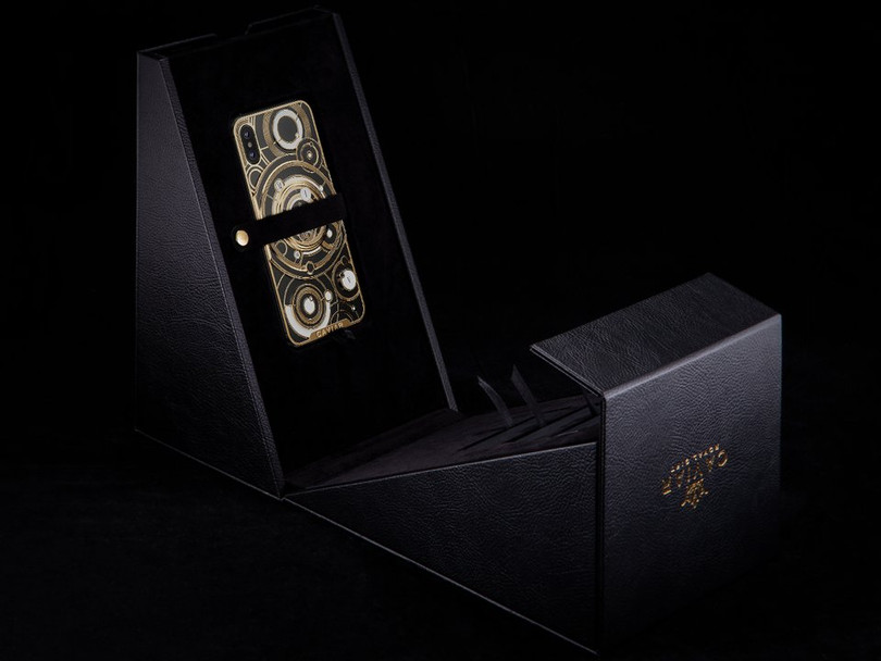 Quá trình “đập hộp” phiên bản iPhone XS của Caviar khác một chút so với iPhone XS nguyên bản Apple. Đây là hộp dành cho phiên bản không đính kim cương giá rẻ hơn, trị giá 10.000 USD (khoảng 232 triệu đồng). Ảnh: BI Quá trình “đập hộp” phiên bản iPhone XS của Caviar khác một chút so với iPhone XS nguyên bản Apple. Ảnh: BI