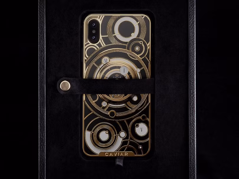 Ở phiên bản đặc biệt này của Caviar, bạn sẽ tháo dây đeo nhấc iPhone ra khỏi hộp đựng. Ảnh: BI